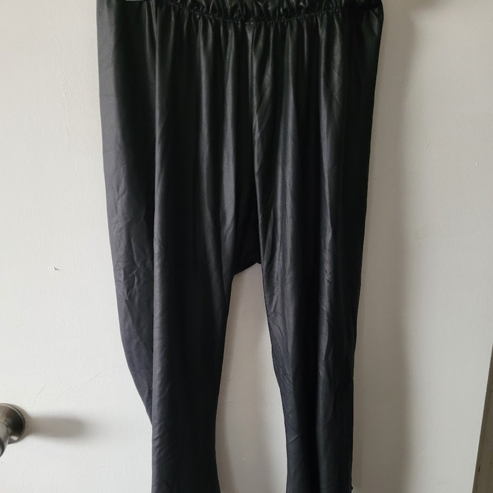 Torrid faux leather capri leggings with bow